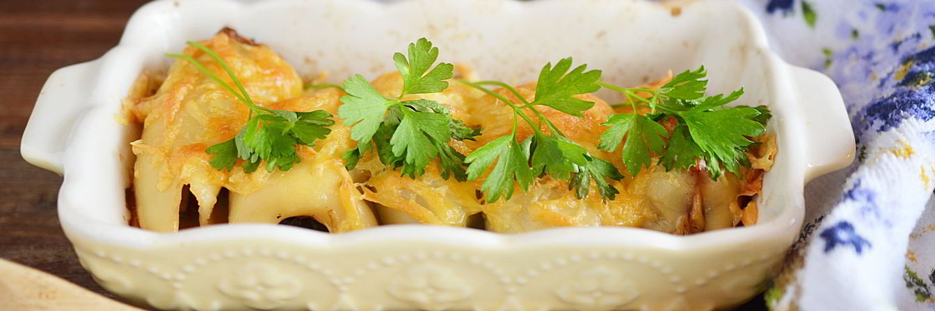 Кальмары, фаршированные грибами и черносливом