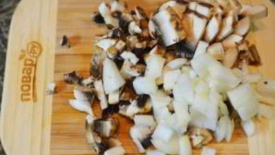 кальмары, фаршированные грибами и черносливом