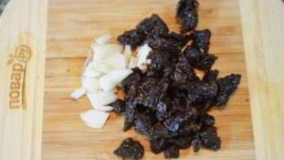 кальмары, фаршированные грибами и черносливом