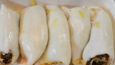 кальмары, фаршированные грибами и черносливом