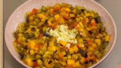 камбала под овощами