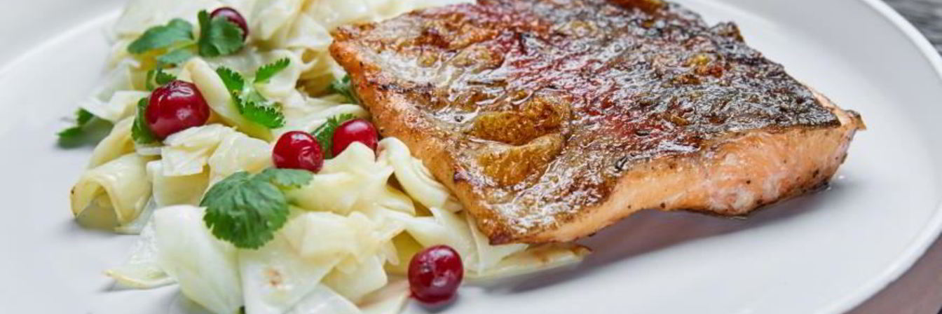 Карельская форель с запеченным сельдереем и клюквой