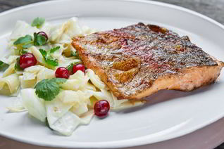 Карельская форель с запеченным сельдереем и клюквой