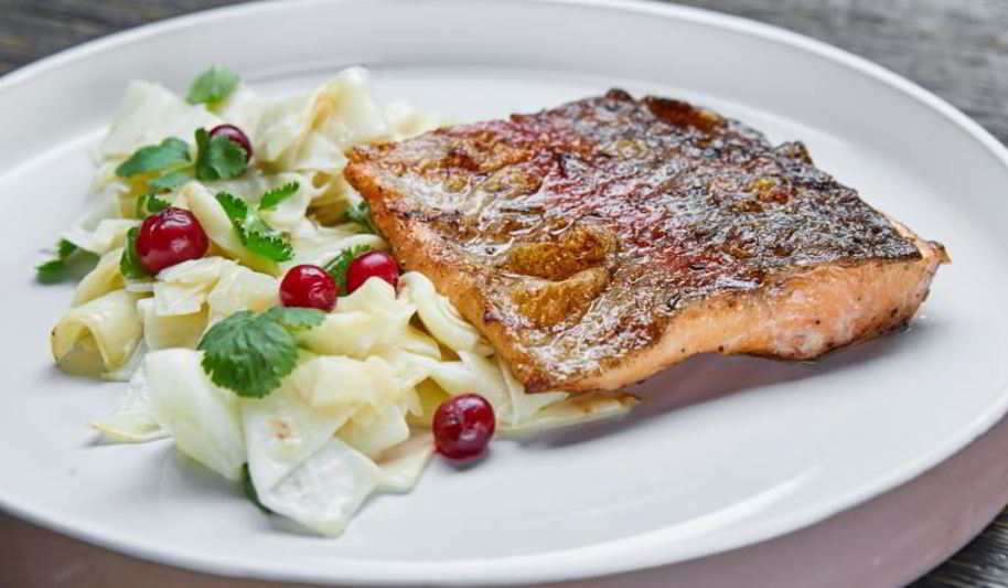 Рецепт карельской форели с запеченным сельдереем и клюквой