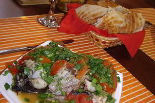 Карп тушенный с помидорами