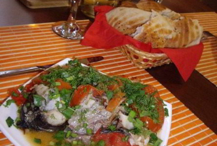 Карп тушенный с помидорами