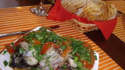 карп тушенный с помидорами