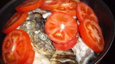 карп тушенный с помидорами