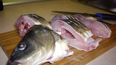 карп тушенный с помидорами