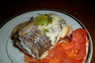 Хек, запеченный с морковью и помидорами