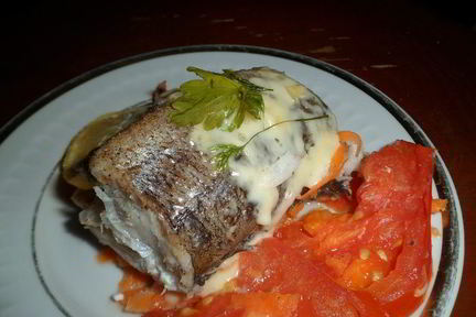 Хек, запеченный с морковью и помидорами