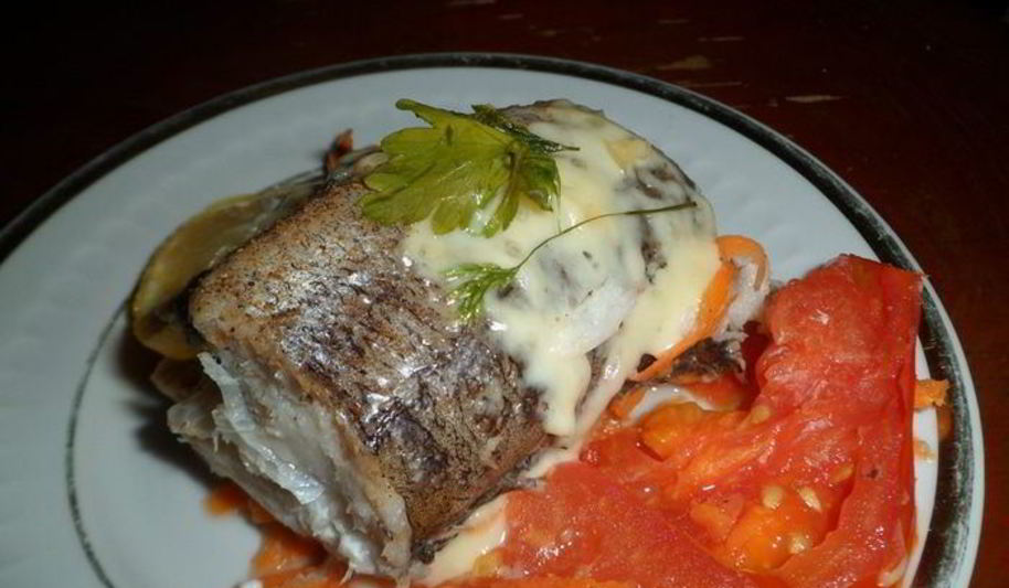 Рецепт хека, запеченного с морковью и помидорами