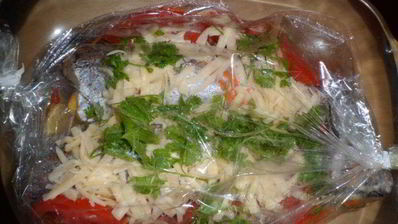 хек, запеченный с морковью и помидорами