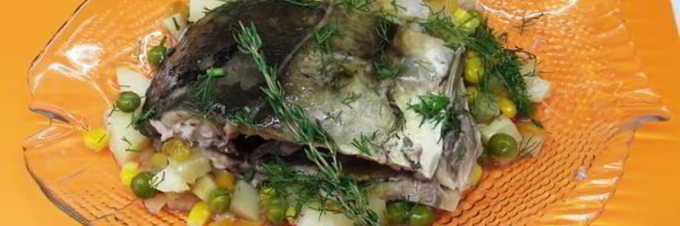 Королевский карп, запеченный на подушке из овощей