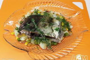 Королевский карп, запеченный на подушке из овощей