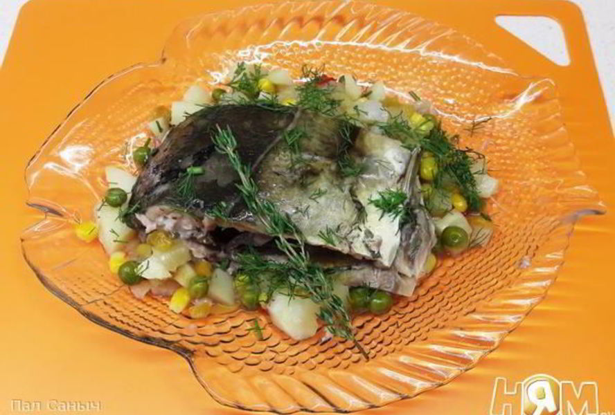 Королевский карп, запеченный на подушке из овощей