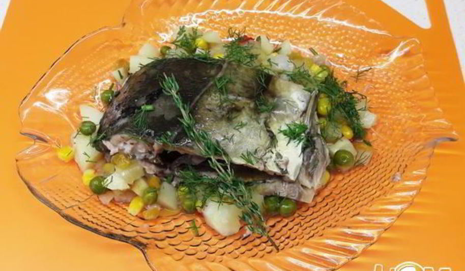 Рецепт королевского карпа, запеченного на подушке из овощей