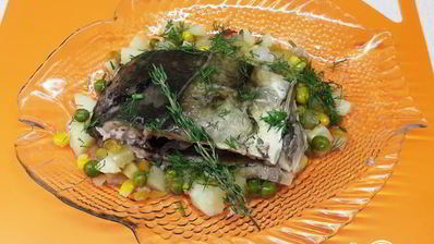 королевский карп, запеченный на подушке из овощей