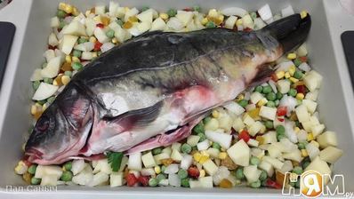 королевский карп, запеченный на подушке из овощей