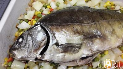 королевский карп, запеченный на подушке из овощей