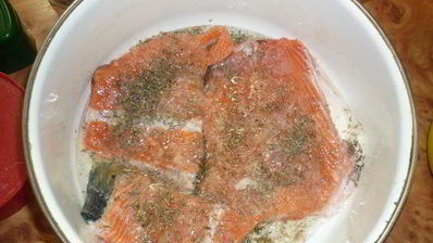 красная рыба по-сазоновски с тимьяном