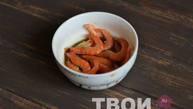 креветки на шпажках