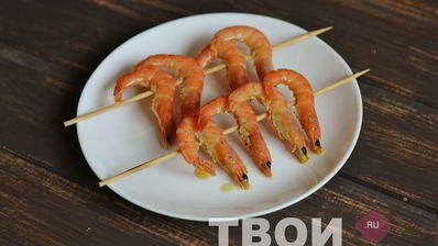 креветки на шпажках