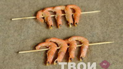 креветки на шпажках