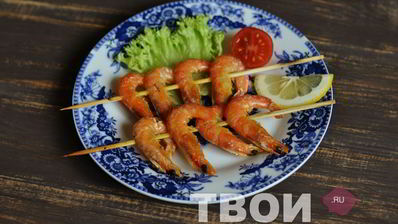 креветки на шпажках