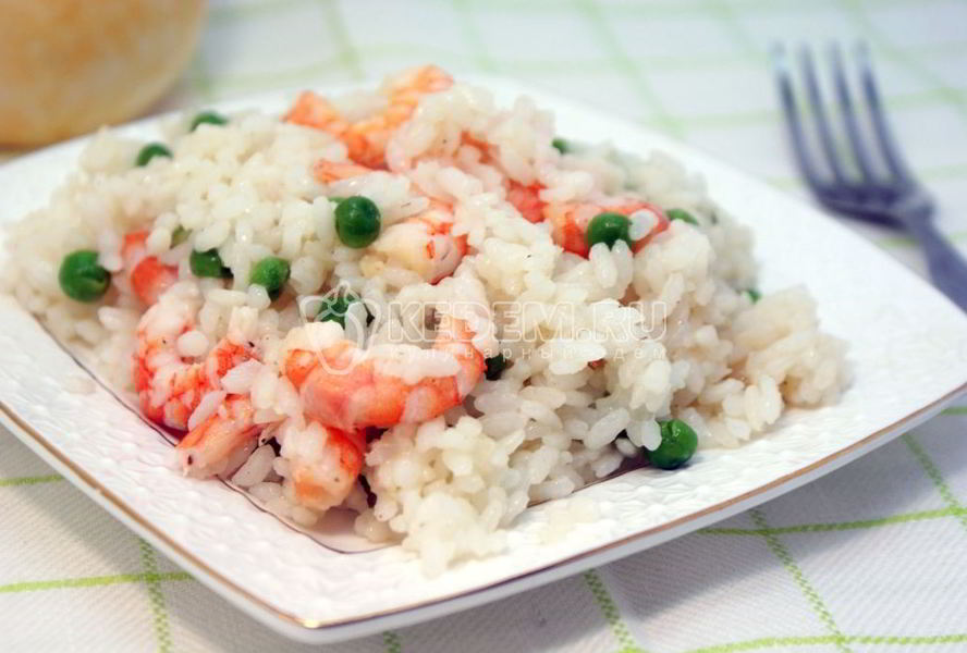 Креветки с рисом и зеленым горошком
