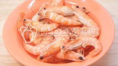 креветки с рисом и зеленым горошком