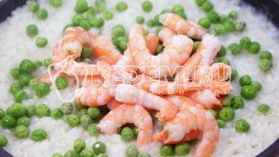 креветки с рисом и зеленым горошком