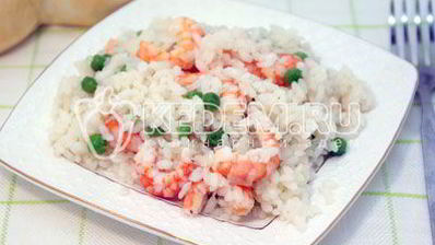 креветки с рисом и зеленым горошком