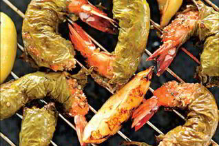 Креветки в виноградных листьях с дуккой