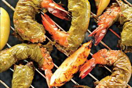 Креветки в виноградных листьях с дуккой