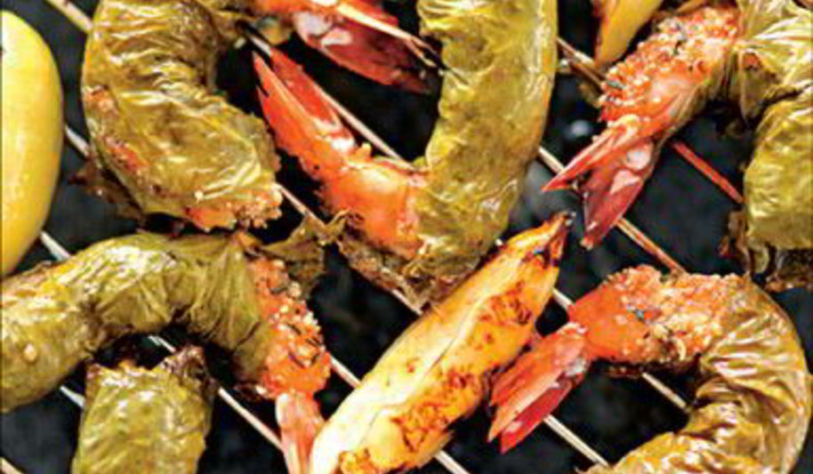 Рецепт креветок в виноградных листьях с дуккой