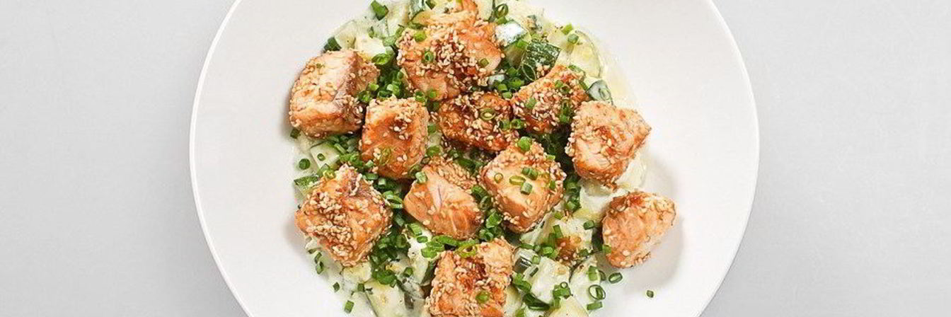 Лосось в кунжуте на подушке из цукини