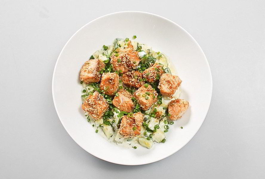 Лосось в кунжуте на подушке из цукини