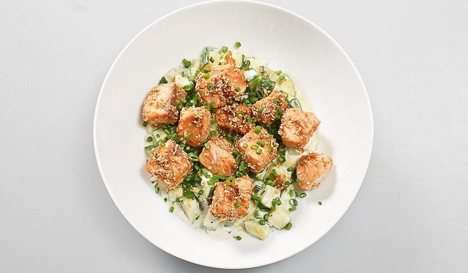 Рецепт лосося в кунжуте на подушке из цукини