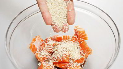 лосось в кунжуте на подушке из цукини