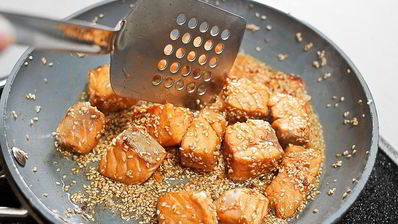 лосось в кунжуте на подушке из цукини