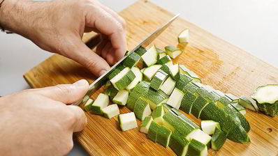 лосось в кунжуте на подушке из цукини