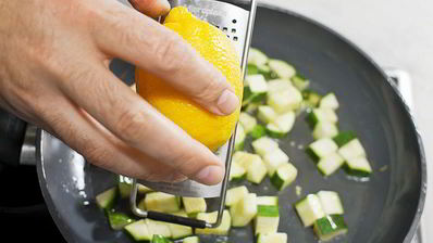 лосось в кунжуте на подушке из цукини