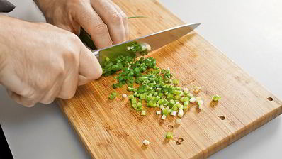 лосось в кунжуте на подушке из цукини