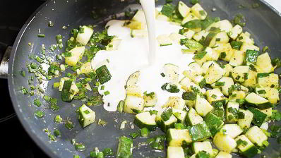 лосось в кунжуте на подушке из цукини