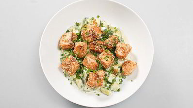 лосось в кунжуте на подушке из цукини