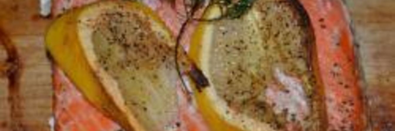 Лосось жареный на кедровой дощечке