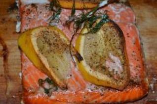 Лосось жареный на кедровой дощечке