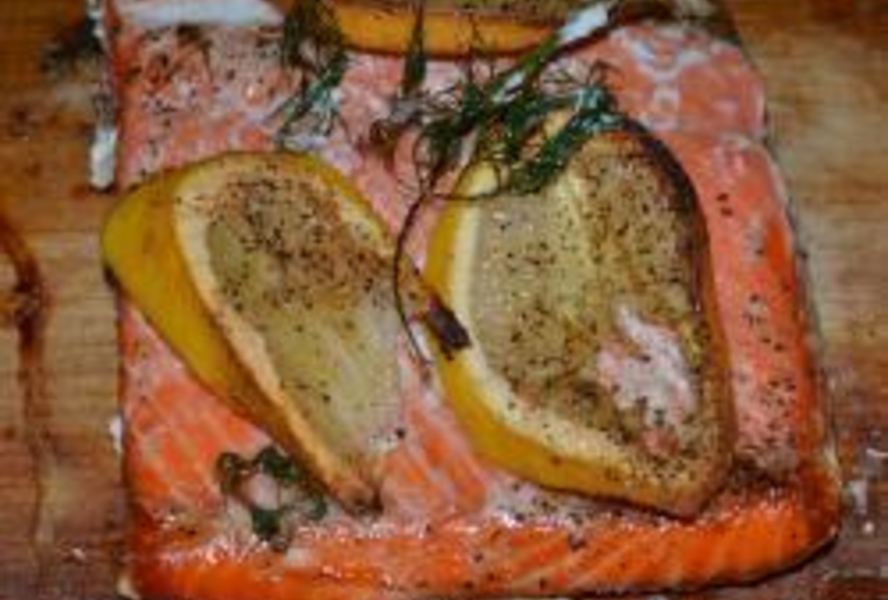 Лосось жареный на кедровой дощечке