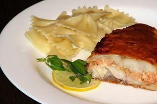 Морской окунь с креветками в духовке